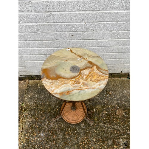 362 - An onyx topped circular occasional table -