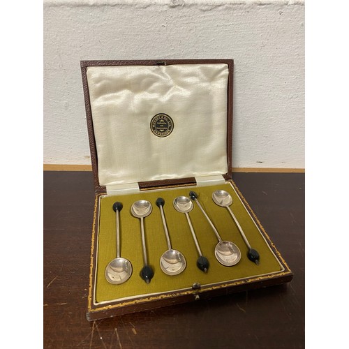 46 - A cased set of six bean end coffee spoons, Sheffield 1920 -