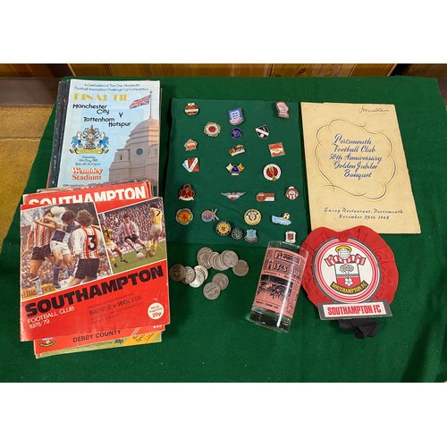 318 - Of football interest: a quantity of football programmes relating to Southampton FC, together with a ... 