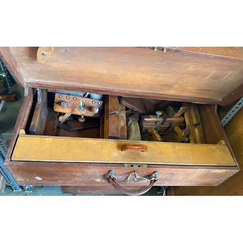 470 - A vintage tool trunk and a quantity of tools -