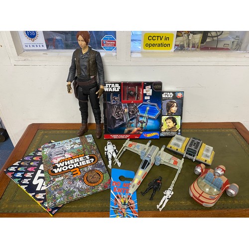 186 - A quantity of Star Wars toys and books -