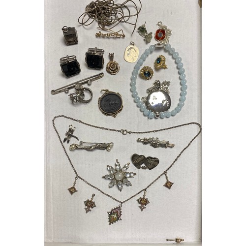 5 - A small quantity of silver jewellery items, including Moonstone brooches, cufflinks, Wedgwood pendan... 