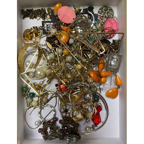 7 - A quantity of costume jewellery -