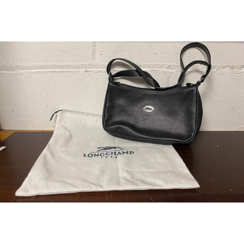 211 - A black leather Longchamp shoulder bag -