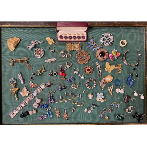 20 - A quantity of costume jewellery -