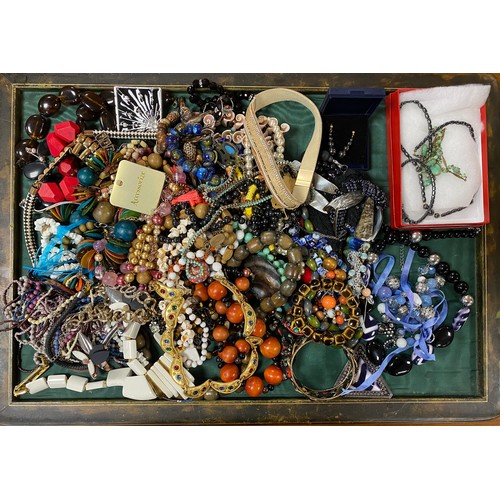 20 - A quantity of costume jewellery -