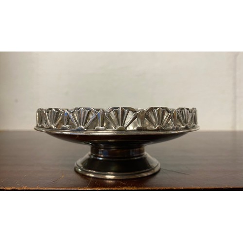 29 - A George V silver bon-bon dish, London 1934, with pierced fan shaped rim -