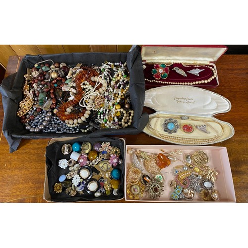 36 - A quantity of costume jewellery, to include amber beads, brooches and earclips -