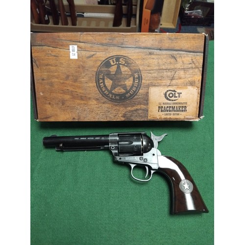 446 - A Colt Peacemaker replica co2 revolver air pistol, boxed -