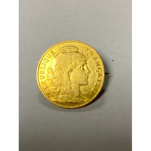 16 - A 1906 French gold 10 Franc piece, converted to a brooch -