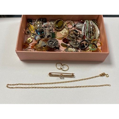 19 - A 9ct gold necklace (a/f), together with a bar brooch and a box of costume jewellery -