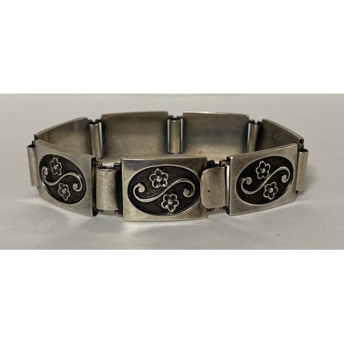 39 - A vintage Swedish bracelet, by Gustav Dahlgren, composed of articulated panel links -