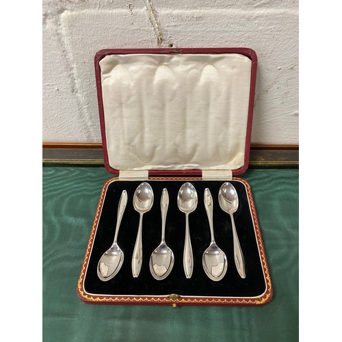 42 - A cased set of six silver teaspoons, Sheffield 1924 -