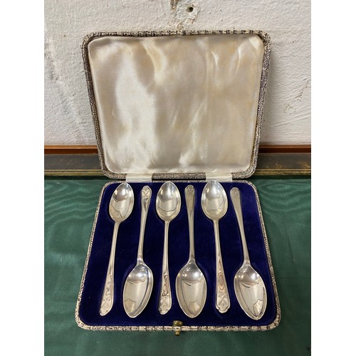 45 - A cased set of six silver teaspoons, Sheffield 1933 -