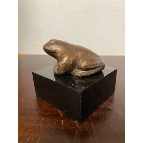 74 - A 20th century bronze of a stylised toad, on square base -