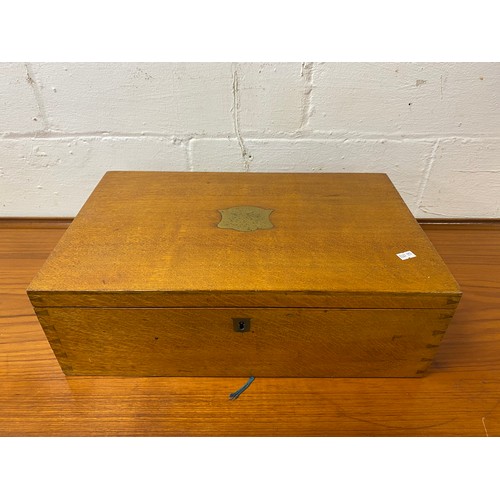 160 - An oak canteen box, with key -