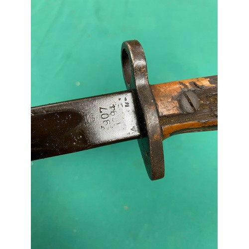 320 - A late 19th century/early 20th century British bayonet, in scabbard -