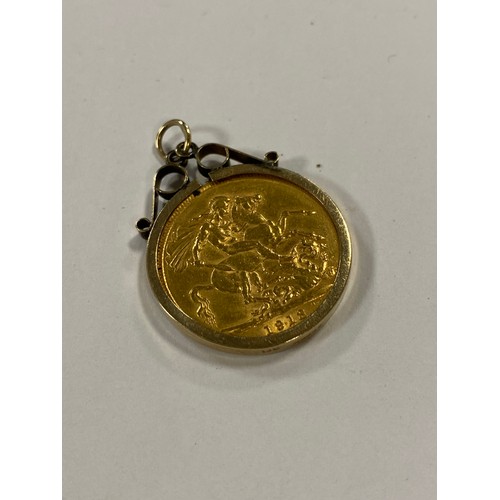 40 - A George V 1913 Sovereign, in 9ct gold pendant mount -