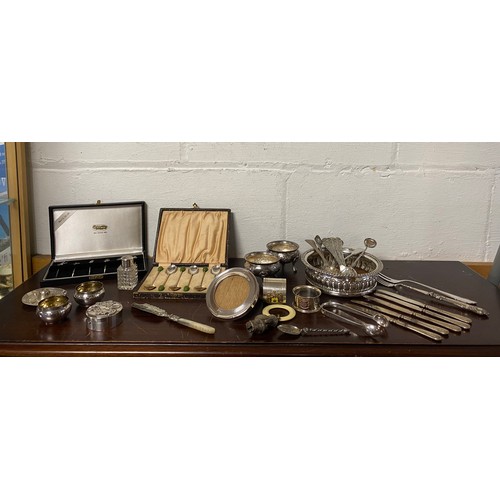 55 - A mixed lot of silver and plated wares, including silver bean end coffee spoons, silver box and cove... 