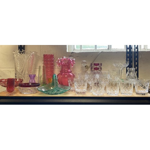 91 - A mixed lot of glassware, to include heavily cut glass vase, Victorian crimped cranberry vase etc -