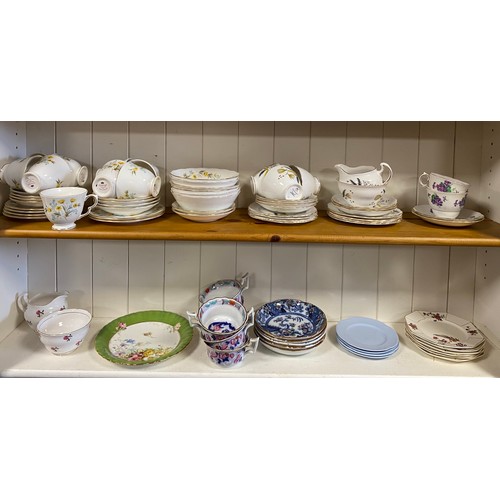 93 - A mixed lot of teawares, including Colclough part teasets -