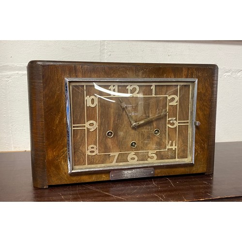 303 - An Art Deco mantel clock -