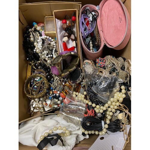 17 - A quantity of costume jewellery -