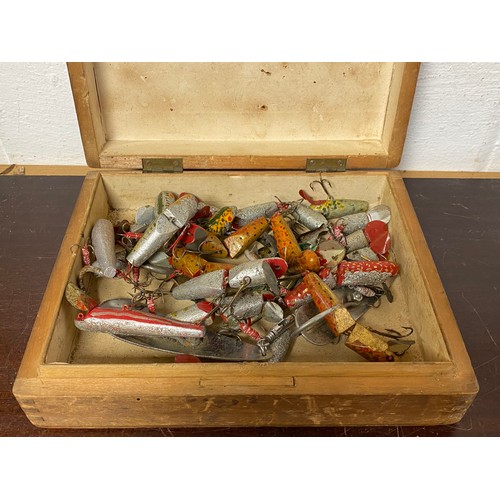 390 - A quantity of vintage fishing lures -