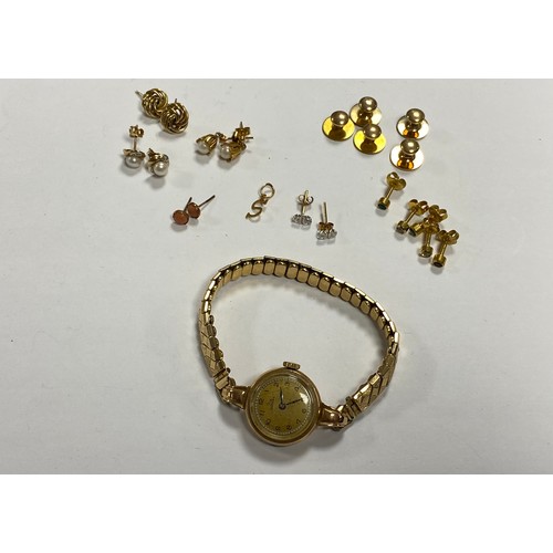59 - A 9ct gold cased wristwatch, to plated straps, together with various earrings and costume jewellery,... 