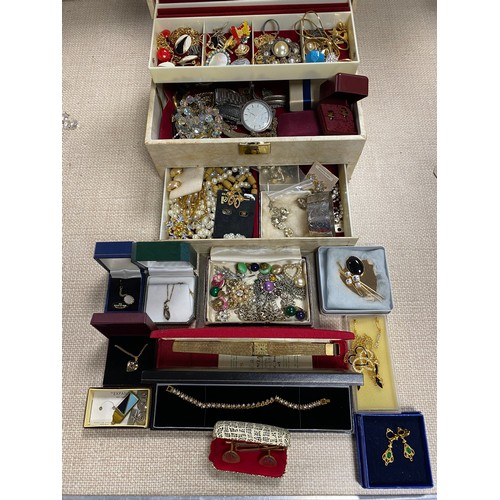 65 - A quantity of jewellery items, including silver bangle and chain, vintage costume jewellery etc -