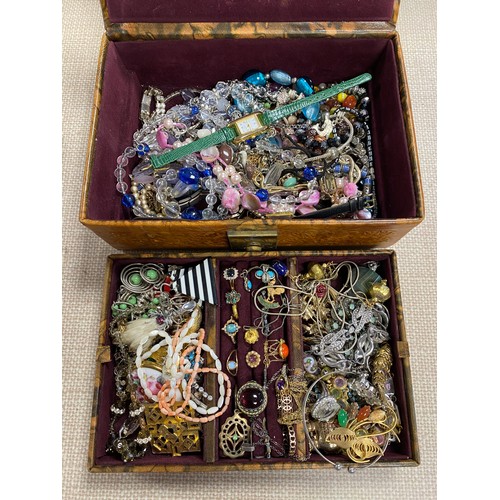 70 - A quantity of costume jewellery -