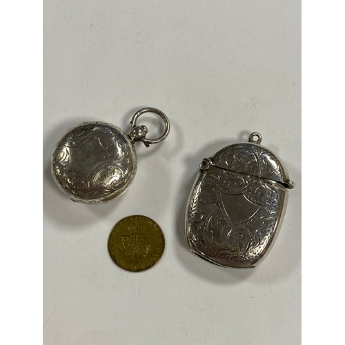 81 - An early 20th century silver sovereign holder, with spade guinea token, together with a silver vesta... 