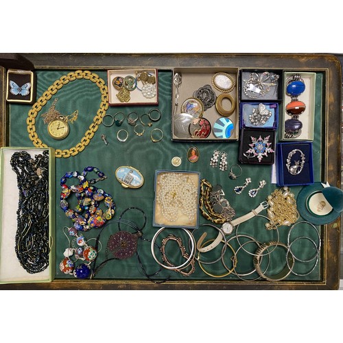 20 - A quantity of costume jewellery -