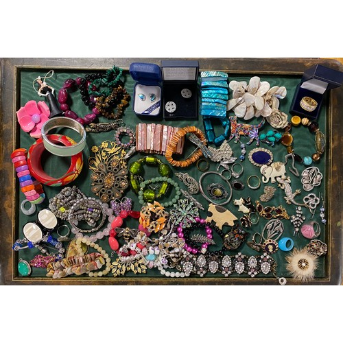 26 - A mixed lot of costume jewellery -