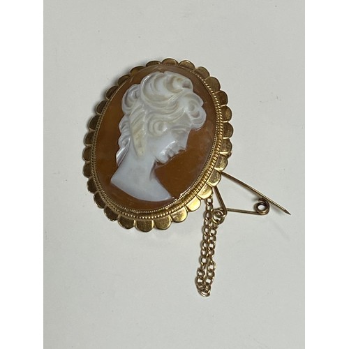 36 - A 9ct gold mounted shell cameo brooch, together with a quantity of costume jewellery, silver thimble... 