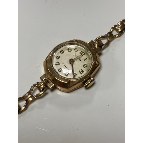 28 - A lady's 9ct gold cased wristwatch, the circular dial with arabic markers, to 9ct bracelet strap -