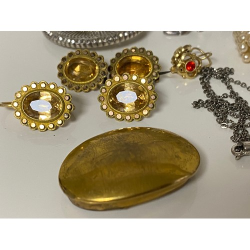 48 - A vintage paste set tiara/hair ornament, together with various antique paste and other jewellery ite... 