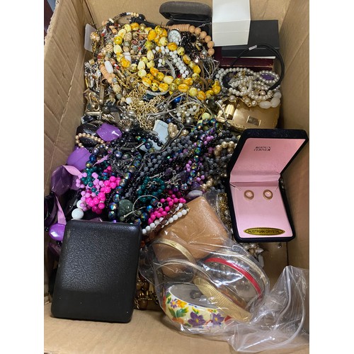 102 - A quantity of costume jewellery -