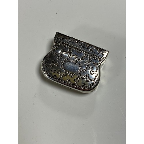 19 - A William IV silver vinaigrette, Birmingham 1832, of bag design and with wrigglework decoration -