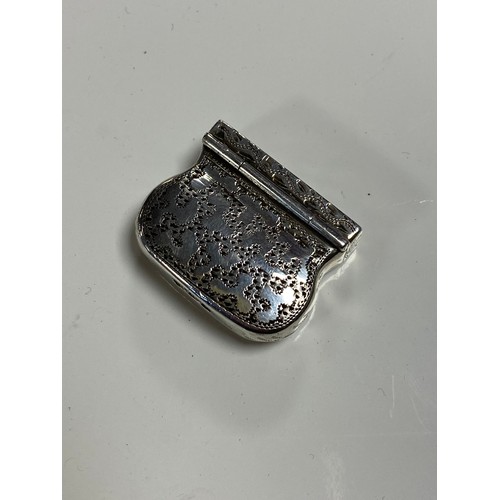 19 - A William IV silver vinaigrette, Birmingham 1832, of bag design and with wrigglework decoration -