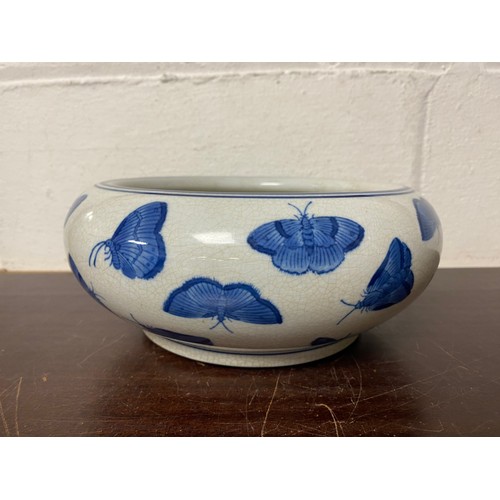 125 - A crackleware bowl, decorated with butterflies -