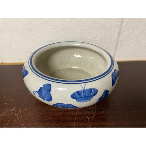 125 - A crackleware bowl, decorated with butterflies -