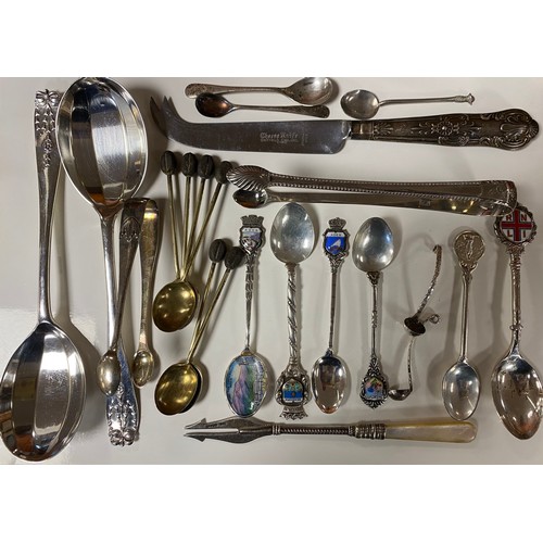 47 - A pair of George V silver server spoons, London 1921, together with two pairs of tongs, bean end and... 