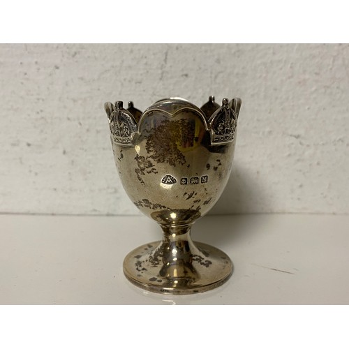 49 - A George V silver egg cup , 1936 with crown detail to rim -