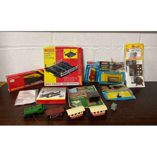 302 - A tray of mixed 00 gauge items to include level crossing, accessories and other items -