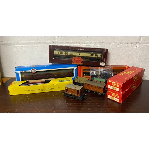 303 - A tray of 00 gauge railway carriages and rolling stock -