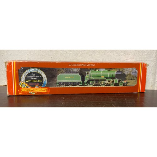 312 - A Hornby 00 gauge SR Schools Class V Stowe loco with smoke -