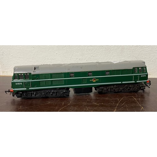 317 - A Hornby 00 gauge BR D5572 loco -