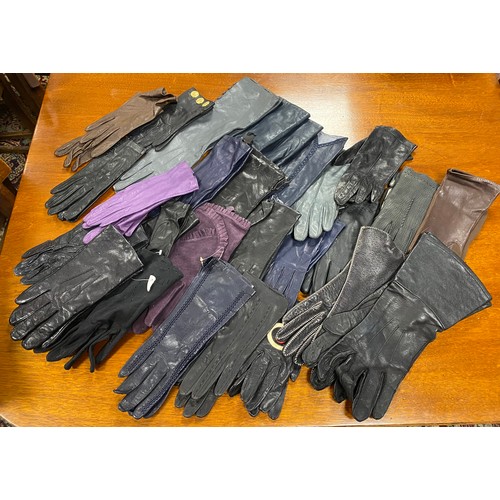 319 - A box of approximately 35 pairs of vintage leather and other gloves -