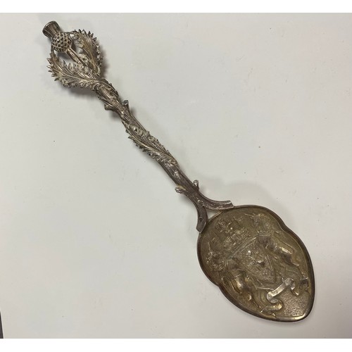 33 - A late Victorian Scottish spoon, Edinburgh, 1899, the handle case as a Scottish coat of arms -